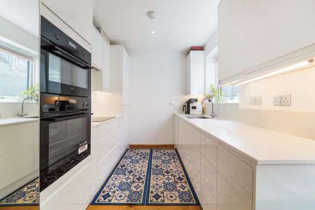 8B, Waterhouse Lane, Kingswood photo 4