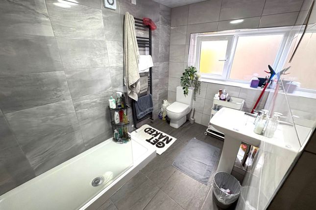 7 Gwydr Crescent, Swansea photo 3
