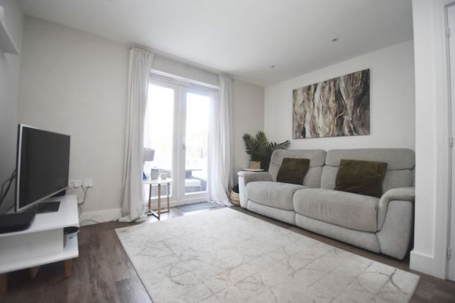 18, Hills Way, Tadley photo 3