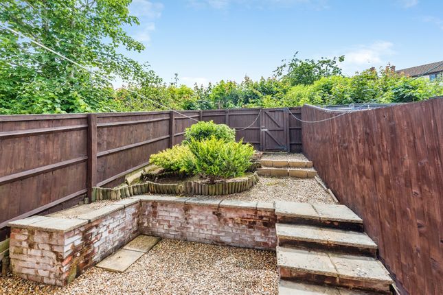 6, Chives Way, Swindon photo 3
