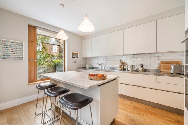 Mews house to rent in Boyne Terrace Mews, Holland Park