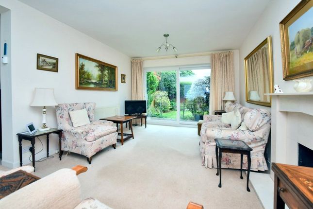 Courtlands Crescent, Surrey photo 4