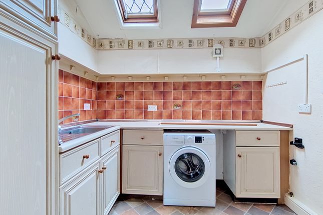 16, Cliffe Lane, Cleckheaton photo 4