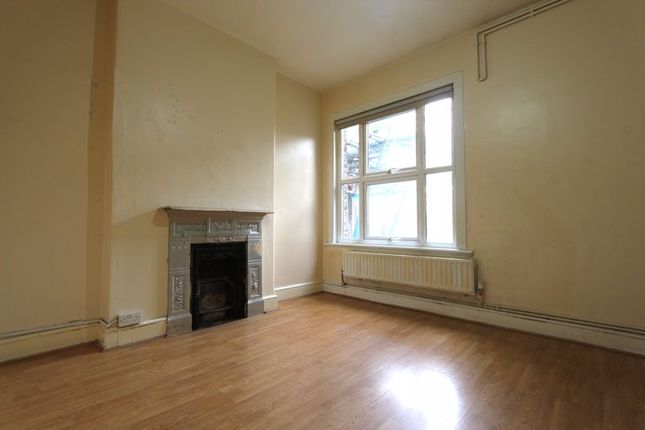 Thumbnail Flat to rent in Gladstone Avenue, London
