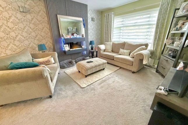 12, Gilded Acre, Dunstable photo 2