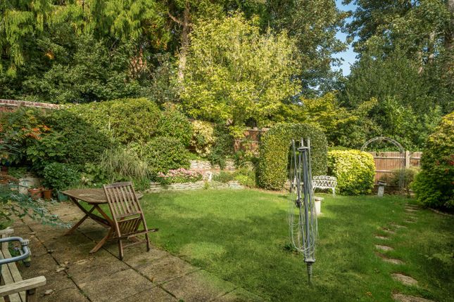 8, Davies Close, Surrey photo 4