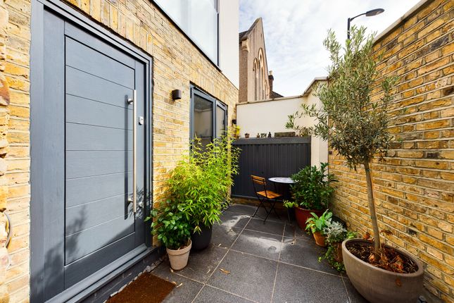 Semi-detached house for sale in Iamington Mews, London