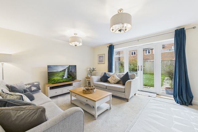 7 Mole Crescent, Horsham photo 4