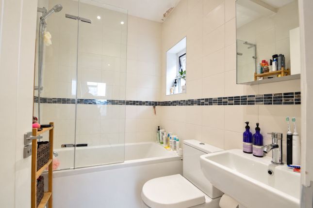 Flat 2, 30, Elmgrove Road, Weybridge photo 5