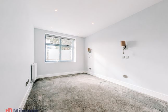 Flat 2 305, Burdett Road, Greater London photo 3