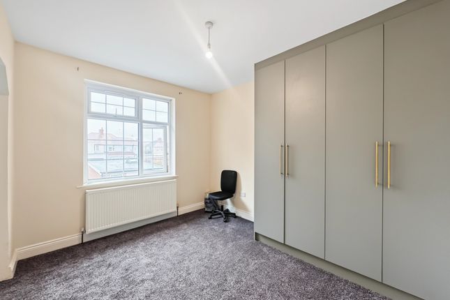 11, Chatsworth Crescent, Hounslow photo 3
