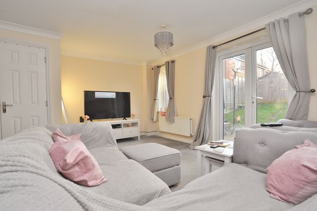 Town house to rent in Carisbrooke Close, Stevenage