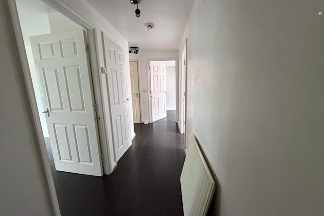 8, Albatross Close, London photo 3