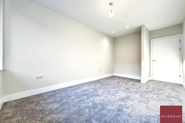 Flat 1, River Cray House, 154 Crayford Road, Crayford photo 2