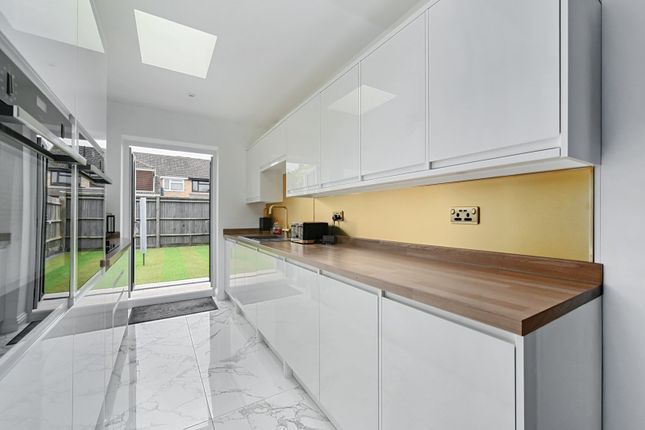11, Saffron Close, West Sussex photo 2