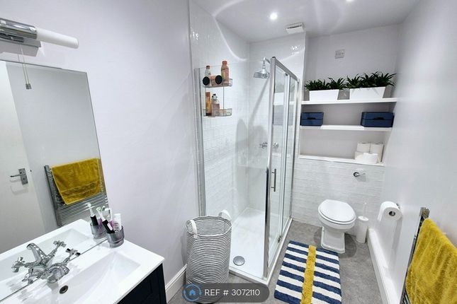 Flat, St Matthews Row, London photo 3
