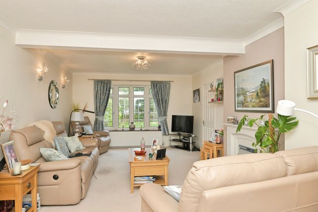 18, Rosehill Close, Hoddesdon photo 3