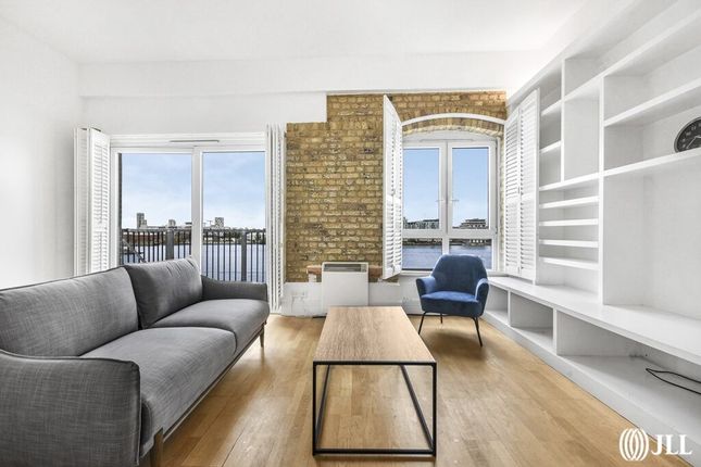 Flat to rent in Storers Quay, London