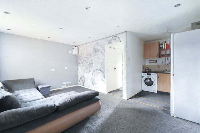 6, Saxon Court, Stanwell Moor photo 4