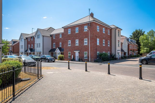 2-bed flat on Jasmine Square, Reading, £280,000