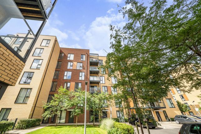 Flat to rent in Silverworks Close, Colindale, London