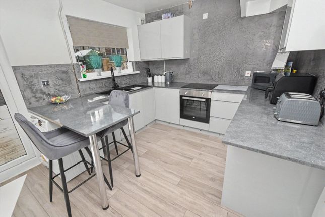 24, Penrith Grove, West Yorkshire photo 3