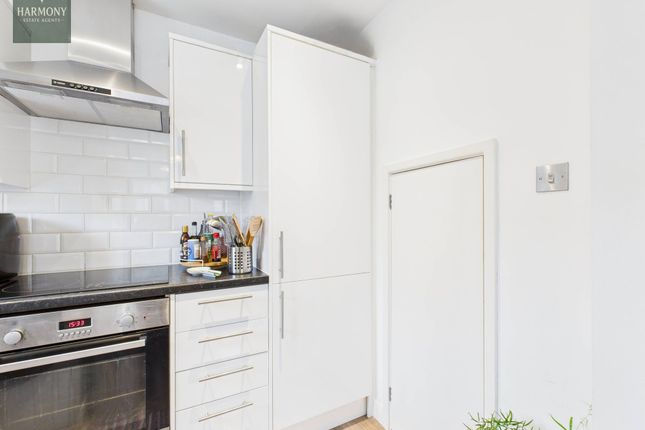 21, Landseer Close, London photo 4