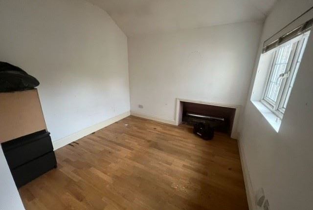 Flat for sale in First Avenue, Enfield