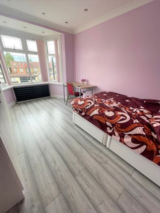 Thumbnail Room to rent in Bawdsey Avenue, Ilford