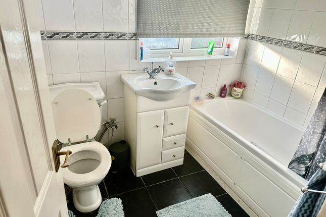 Swan Road, Feltham photo 3