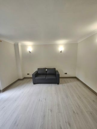 8, Fulmar Close, Surbiton photo 2