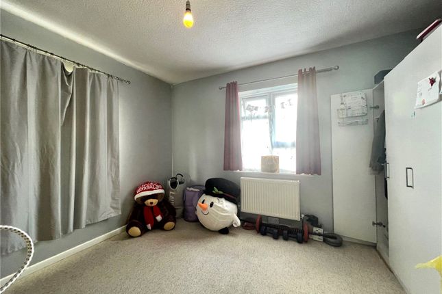 4, Buttercup Square, Staines-Upon-Thames photo 5