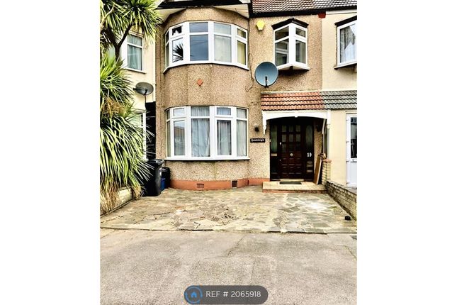 Terraced house to rent in Cotswold Gardens, Ilford