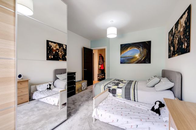 Flat 102  Sailors House 16, Deauville Close, London photo 4
