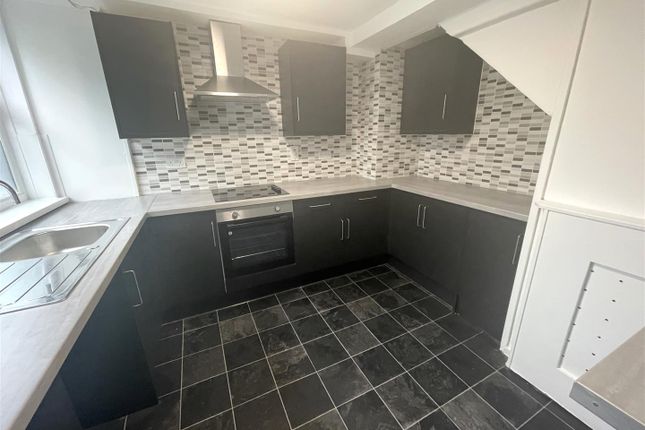 Thumbnail Flat to rent in Hollingworth Close, Middle Hillgate, Stockport