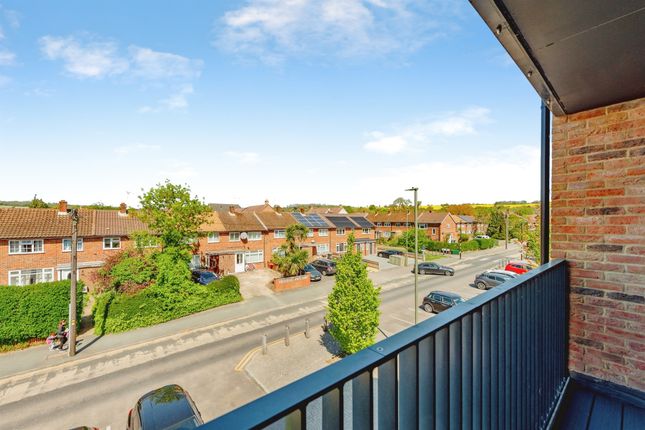 Flat 14, Thanet Court, Nailsworth Crescent, Redhill photo 4