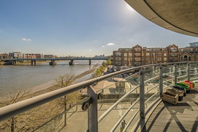 4 Putney Wharf Tower, Brewhouse Lane, London photo 2