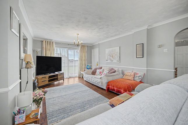 47, Anglesey Way, Porthcawl photo 3
