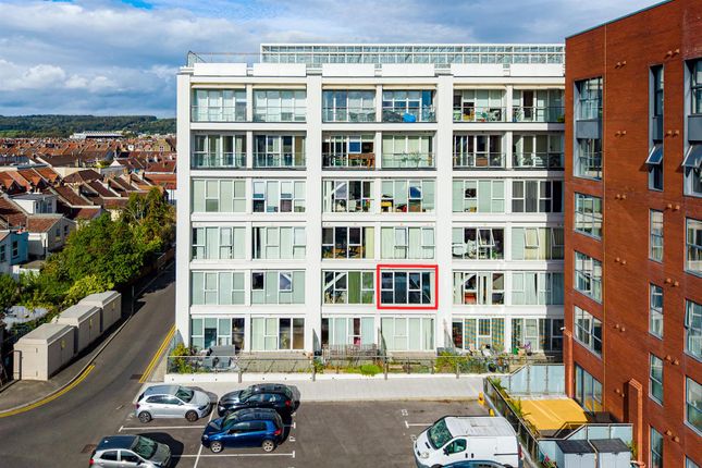 1-bed flat on 310 Airpoint, Skypark Road, Bristol, £120,000