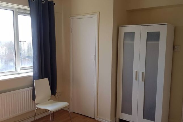 Flat to rent in Four Bedroom Flat, Denmark Hill Estate, London