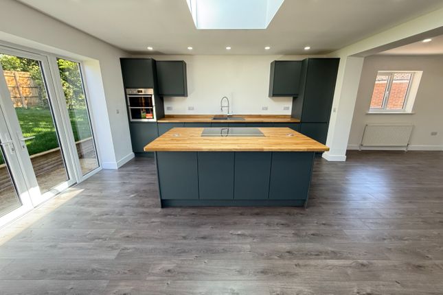 37 Sundown Avenue, Dunstable, Bedfordshire photo 2