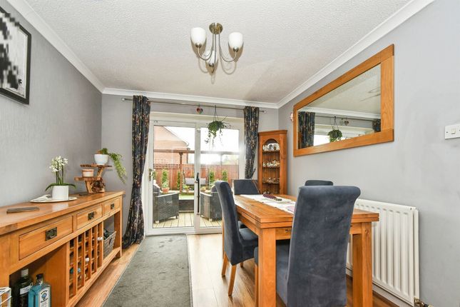 8, Fir Grove, Calne photo 4