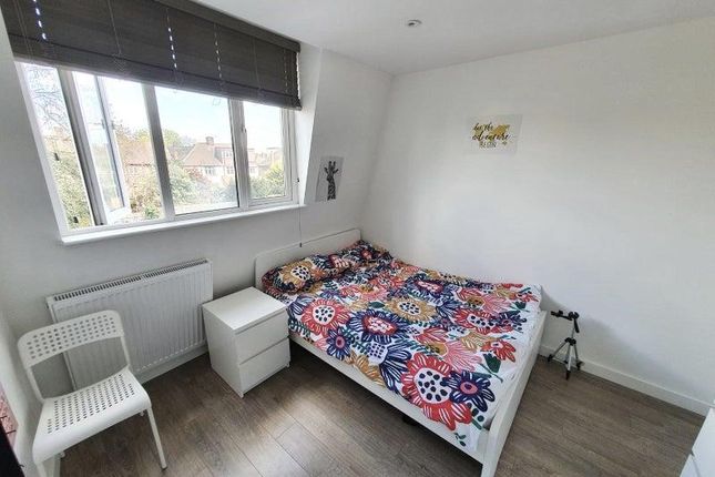 Studio house on Room 4, 14a Park Parade, Gunnersbury Avenue, London, £780/mo