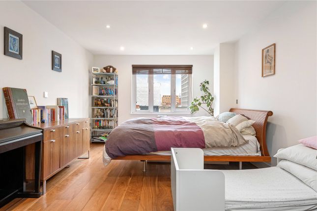 Flat for sale in Henriques St, London