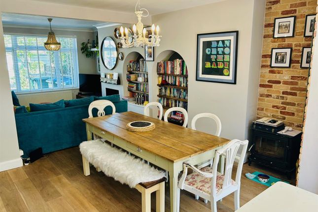 27, Balmoral Crescent, West Molesey photo 3