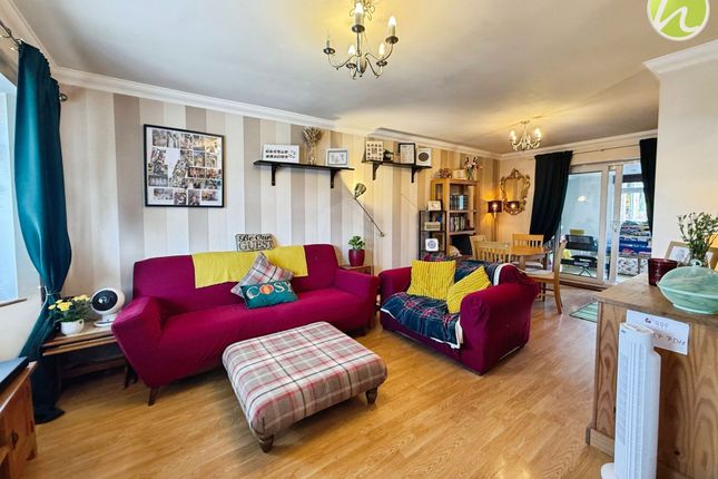 25 Nursery Road, Stanford-Le-Hope photo 4