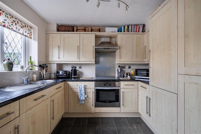 7, Thornleas Place, East Horsley photo 4