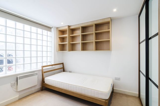 Flat to rent in Leyden Street, London