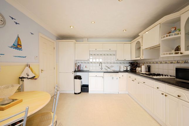 Flat 2, St. Catherines Court, 390, Sea Front, Hampshire photo 3