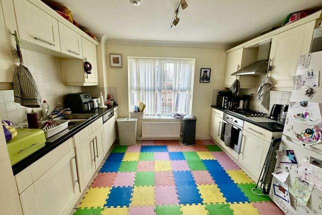 4, LIME TREE COURT, THATCHAM photo 2
